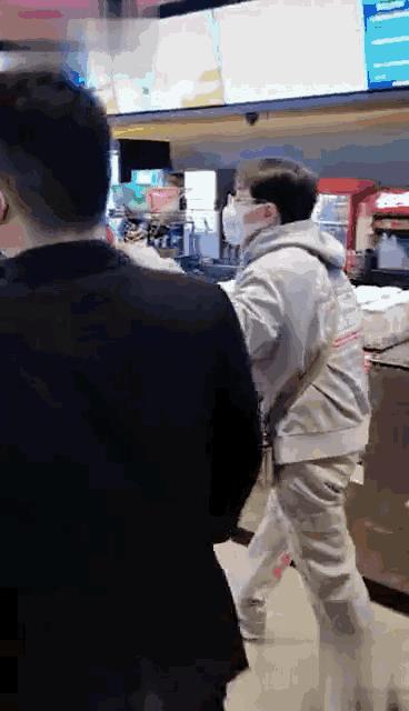 成龙宣传电影腰伤,成龙腰伤复发走路图片