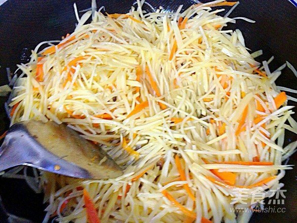 炒土豆丝注意点,炒土豆丝时哪种做法不粘锅