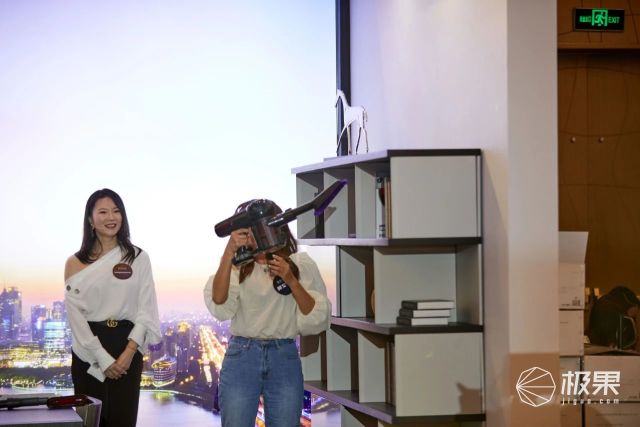 手持吸尘器做家务视频,轻便小巧大吸力吸尘器