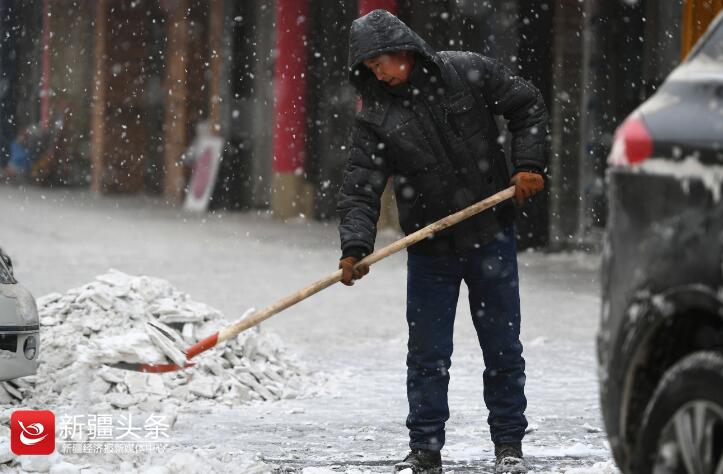 晨看*疆新**｜乌市这场雪达到暴雪级别，*疆新**铁路27趟列车停轮或停运