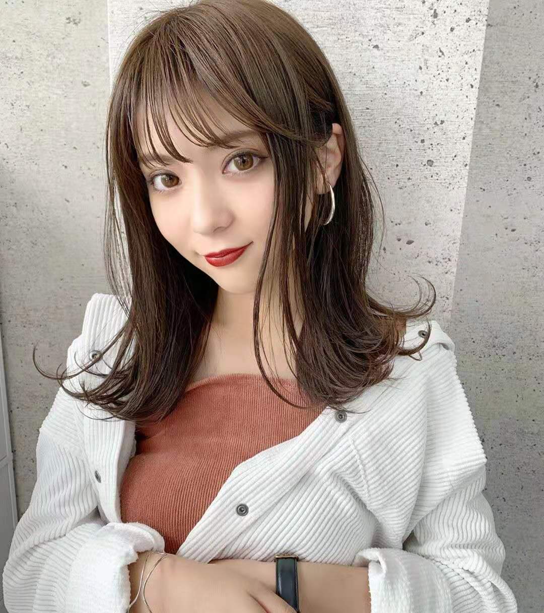 圆脸适合的短发发型烫发免打理,45岁减龄烫发发型免打理