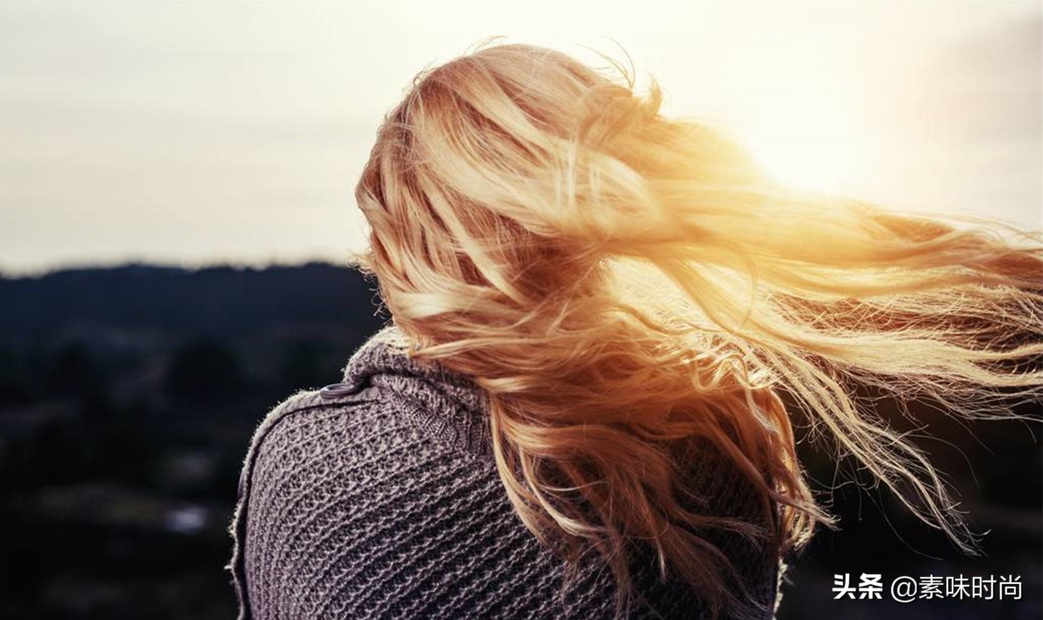 怎样的洗头方式才能让头发变柔顺,头发干枯毛糙自然卷用什么洗头