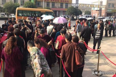 武汉人自己的狂欢！数千人齐聚汉口北海宁皮革品牌广场畅玩“嗨皮大团购”