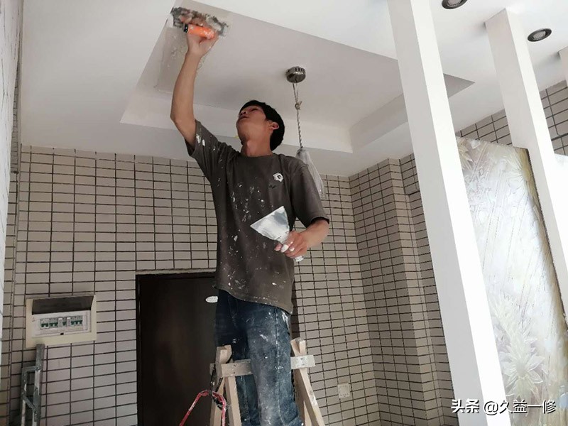 油漆墙面开裂怎么修补,天花板跟墙面之间油漆开裂