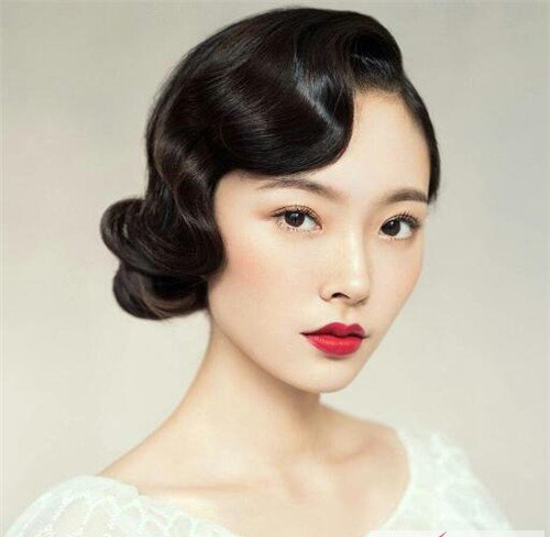 长发及腰的简单大气新娘发型,13款新娘发型最新风格