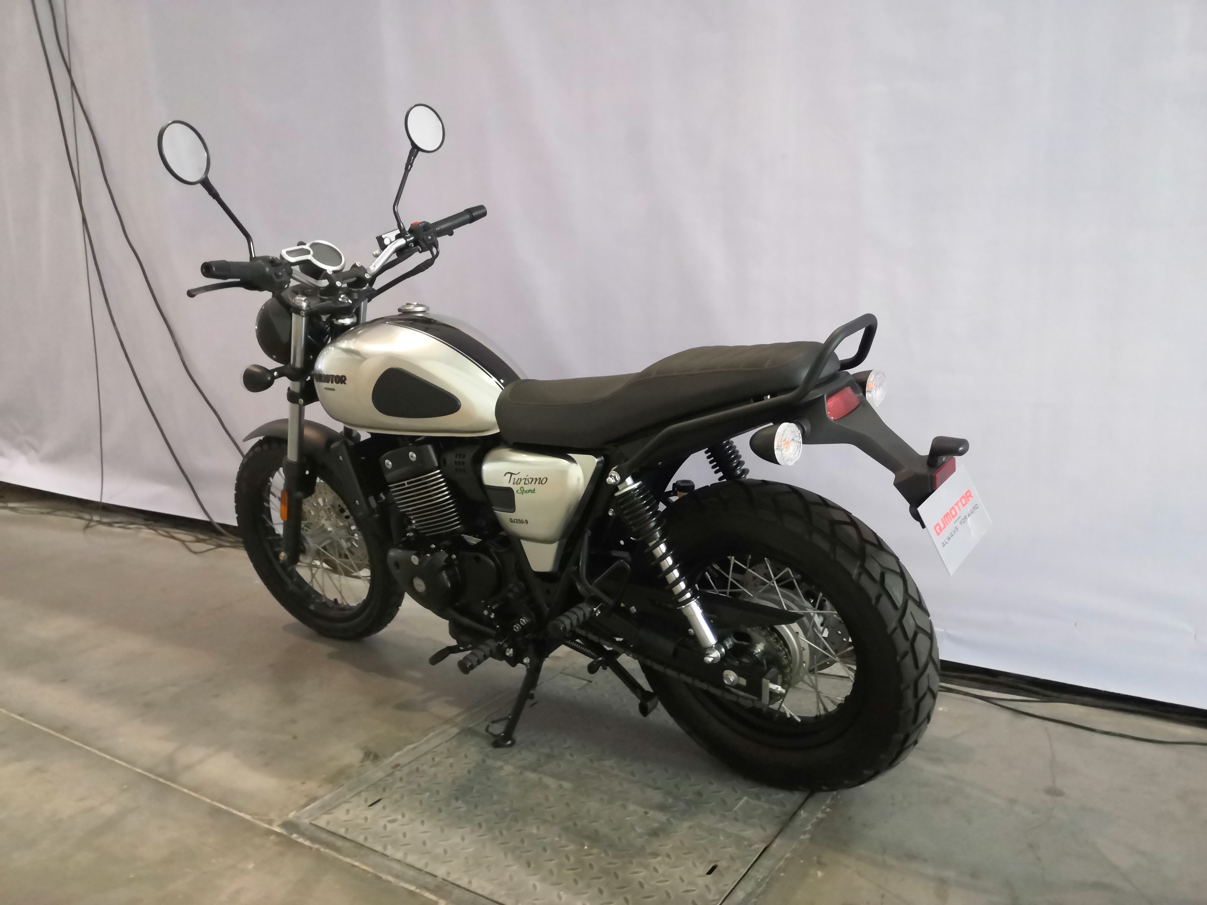 qjmotor逸250复古摩托测评,逸250深度测评