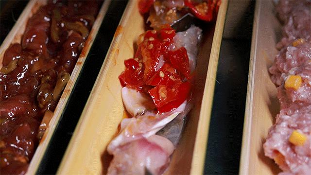 蒸鱼用竹筷子架上放盘子,用竹筒蒸的饭叫什么