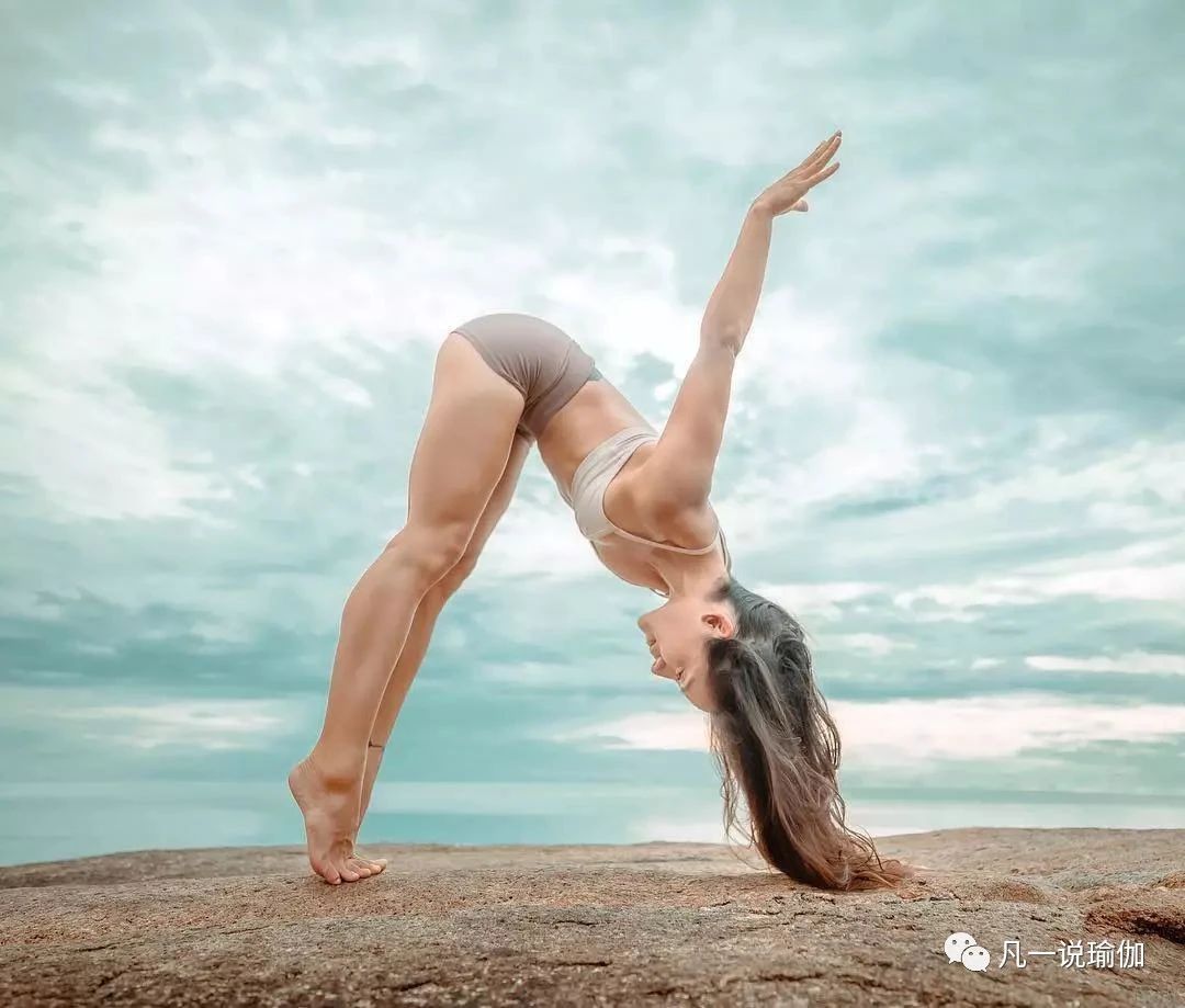 改善肋骨外翻的3个步骤，能做到第1步，肋骨外翻就等于好一大半了