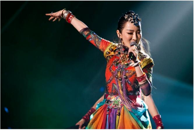 21岁爆红,24岁走出国门,32岁跌落神坛,萨顶顶到底经历了什么?