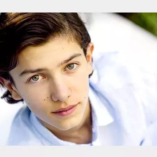 全球最帅王子18岁净身出户，上海打工赚钱：生来是王子，太惨了