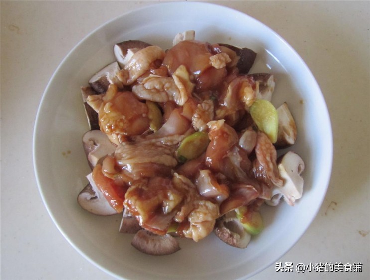红烧鸡块简单的家常小炒鲜香下饭,红烧鸡块炖土豆加香菇