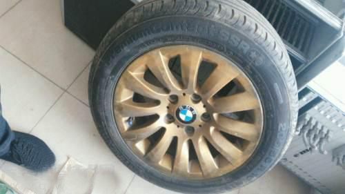 汽车轮毂氧化漏气怎么修复,换胎时轮毂刮花氧化了怎么处理