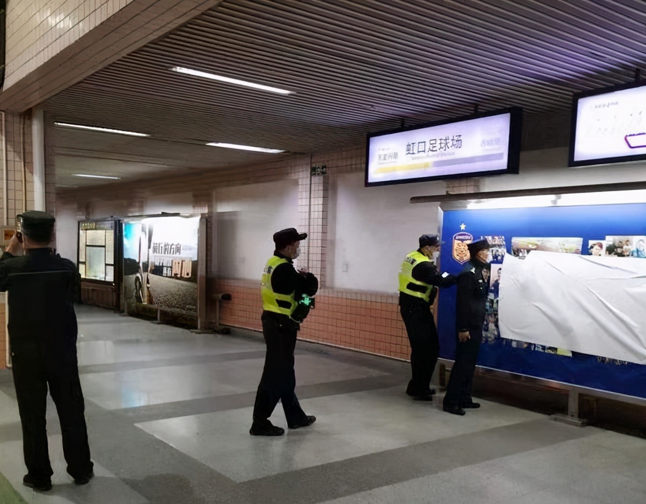 上海虹口足球场苏宁夺冠,申花主场进球后球迷震撼呐喊视频