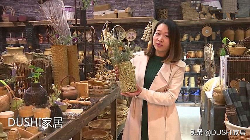 厨房装饰品小花篮点缀,大饭桌上的点缀花篮