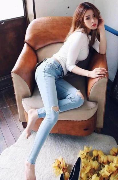 紧身牛仔提臀收腰，展现妙曼身材