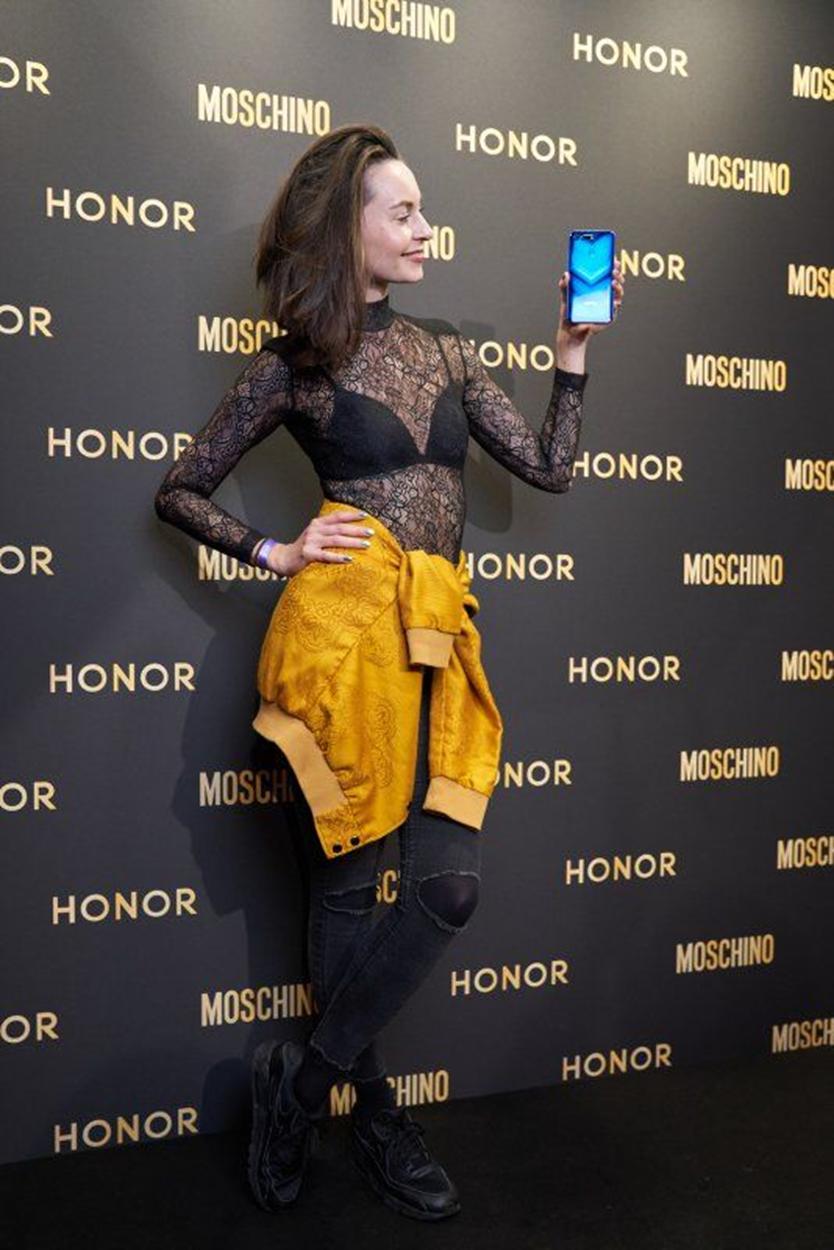moschino荣耀v20联名版 (荣耀v20外观欣赏)