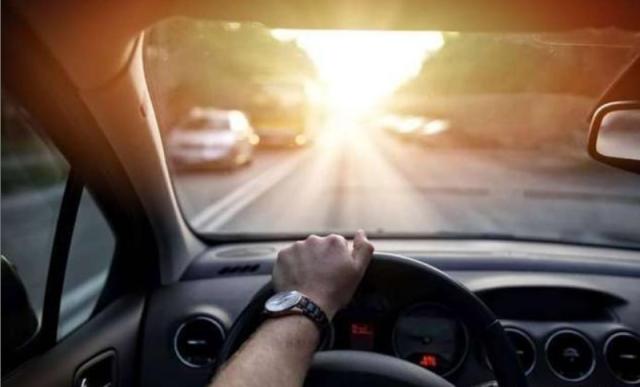 刹车和离合同时踩熄火是怎么回事,刹车离合要不要同时踩到底