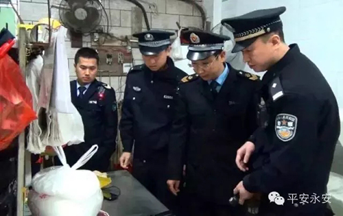 一心跟食物“较劲”还有点“狼狈”，这位民警咋回事？