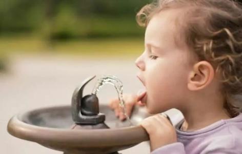 小孩不喝水可以喝什么饮料代替,小孩爱喝饮料用什么代替饮料好