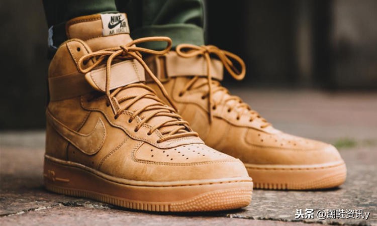 耐克球鞋大秀小麦肌，真的不要太低调