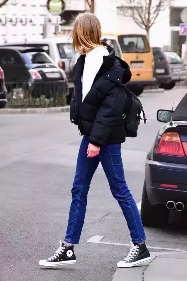 短款宽松羽绒服搭配单跟鞋,洋气短款羽绒服搭裤子