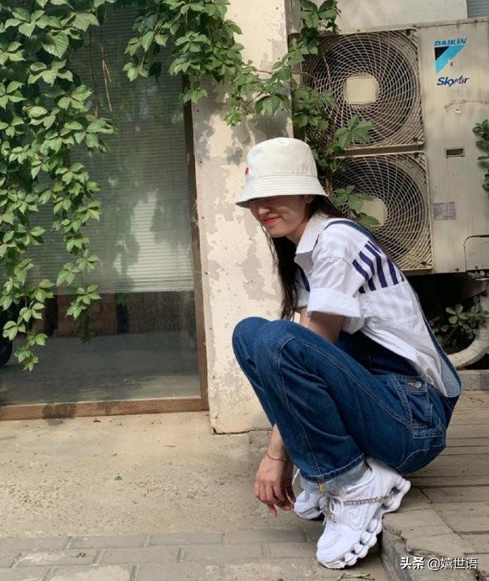 周雨彤穿板鞋图片,周雨彤spell牛仔裤穿搭