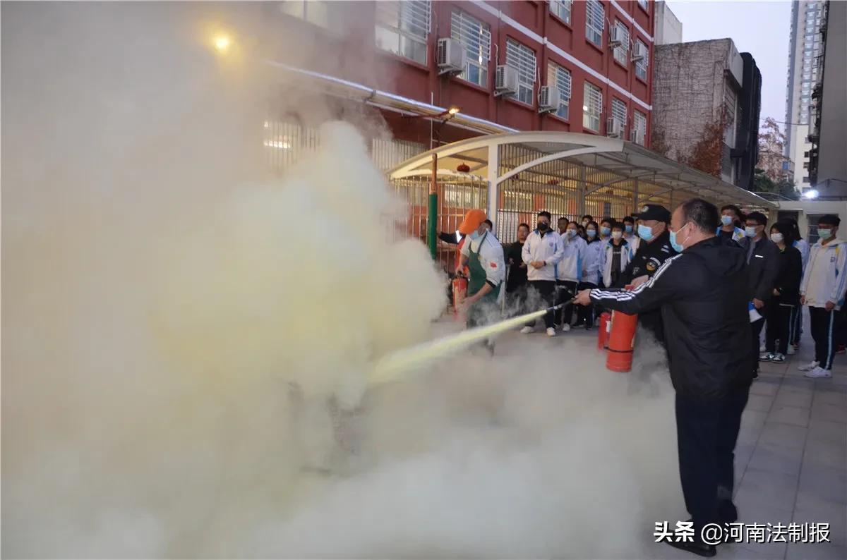 提高师生应对火情能力掌握灭火器使用方法