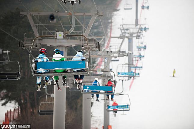 韩国龙平度假村，尽享滑雪带来的乐趣，深受滑雪爱好者的喜爱