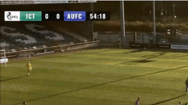 把光头当成足球,摄像机把裁判光头当足球