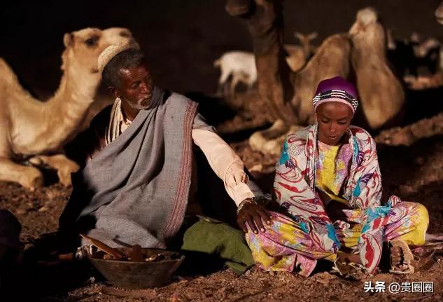 非洲黑人超模，曾被性侵、割礼、逼婚，却活出璀璨人生