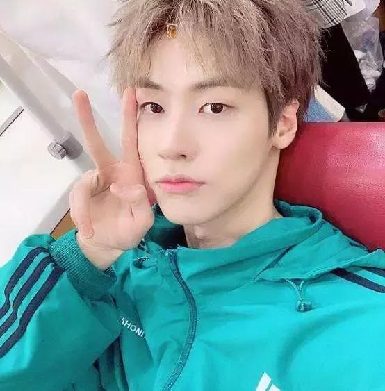 深夜遭醉酒大叔跟踪！男爱豆直播打电话保护女粉丝，网友：太暖！