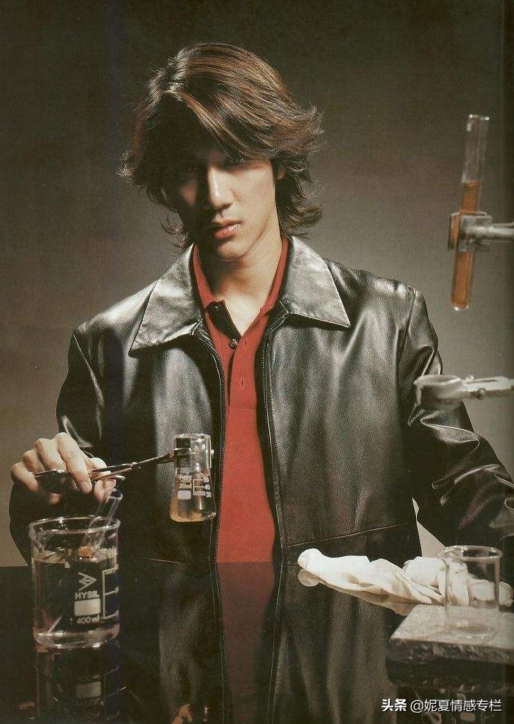 丈夫背着妻子帮弟弟给6万彩礼，去银行取钱，发现妻子留了一手