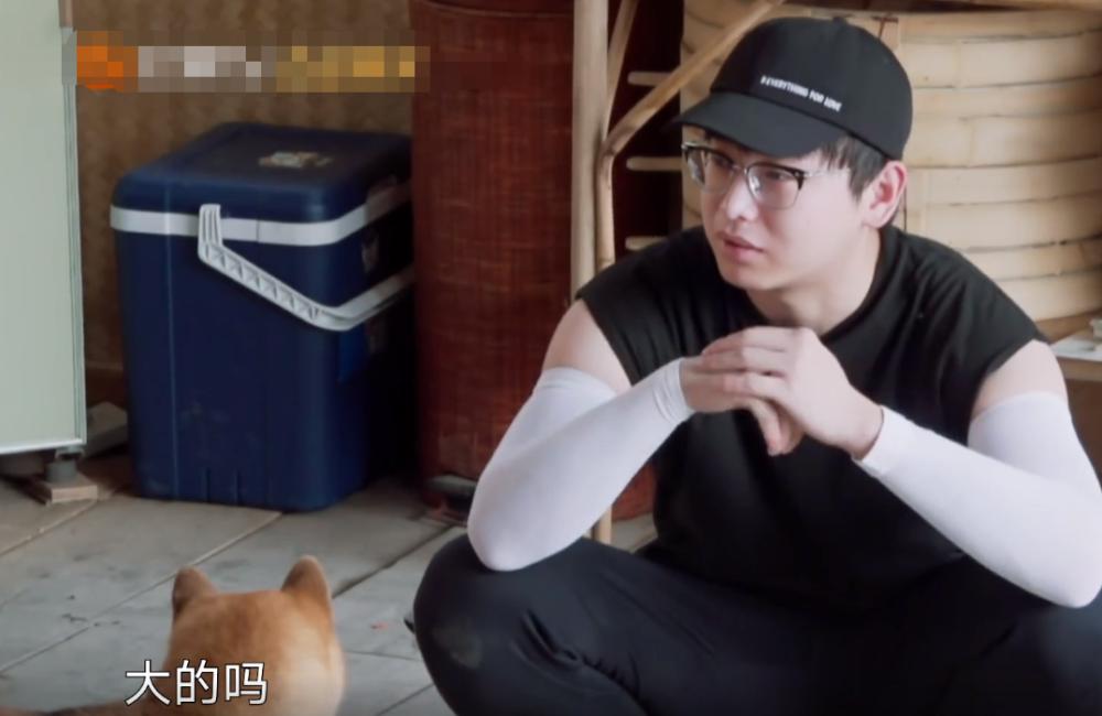 张子枫给彭昱畅捏奖杯,张子枫承包彭昱畅所有帽子