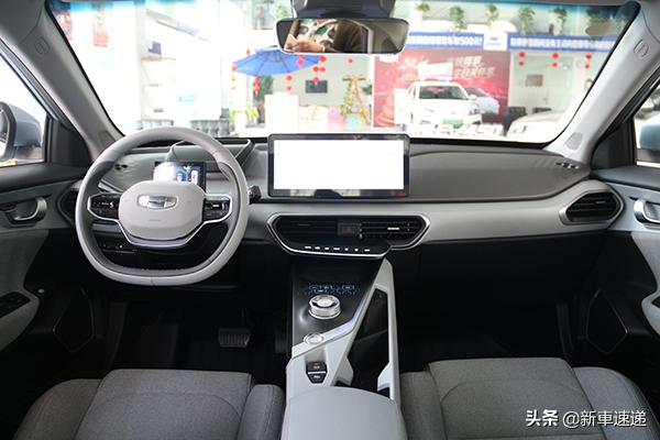 吉利几何a黑顶,吉利几何a黑色车顶加银色车身