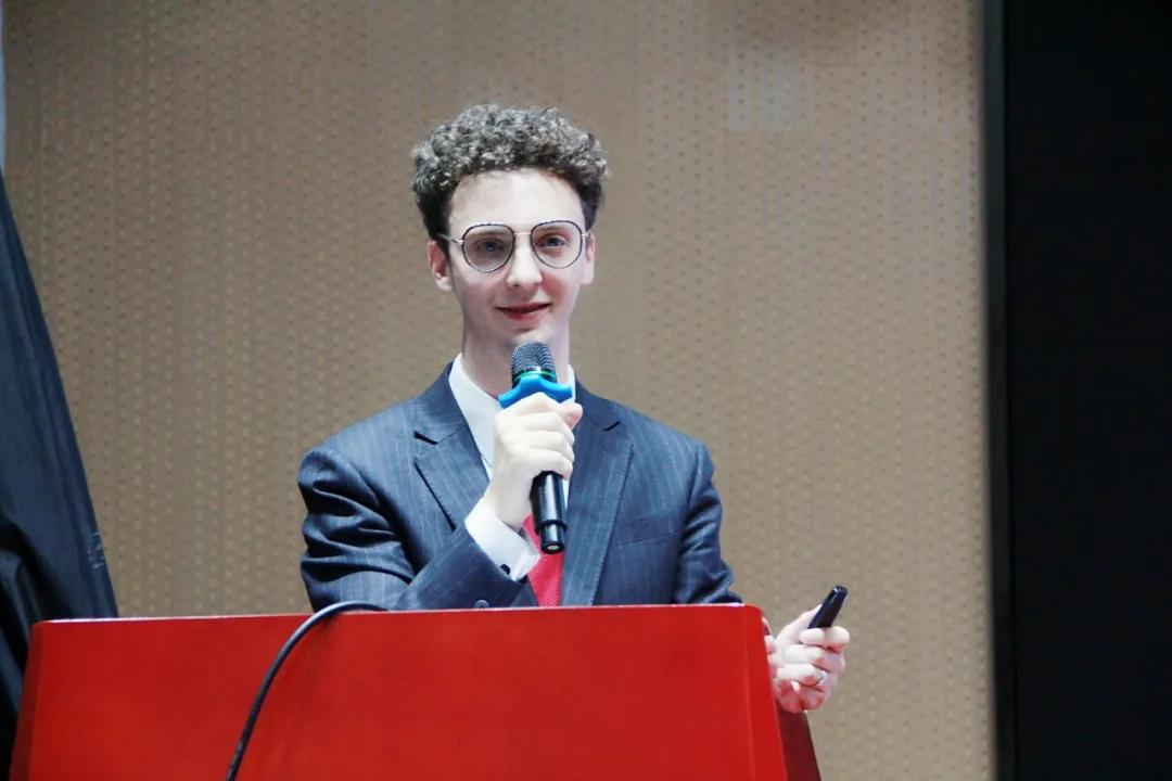 我的教育故事师德师风演讲比赛,我和学生共成长师德师风演讲视频