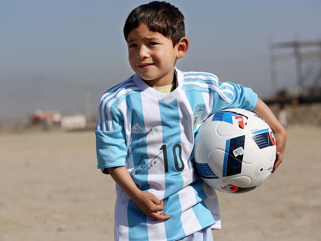 体坛十大感人瞬间：梅西、科比上榜，篮球励志帝惊动了NBA球星