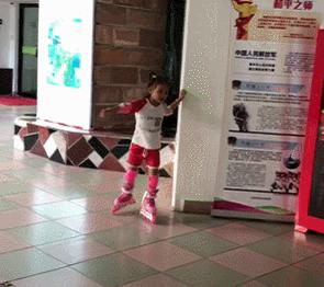 4岁孩子学滑冰总说累不好好学,女儿学溜冰说说