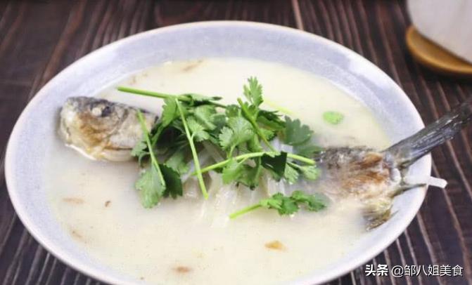 炖鱼汤，做好5个重要步骤，出锅后汤白味道香，不发黑没腥味