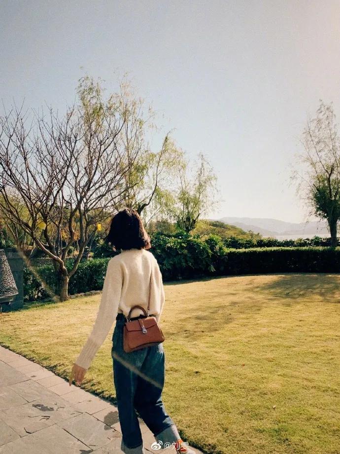 模特拍照姿势怎么调,模特拍视频如何保持松弛感