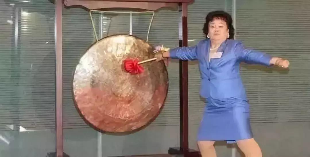 金嗓子之母成“老赖”？复盘“糖果女强人”的高光与没落艾问人物