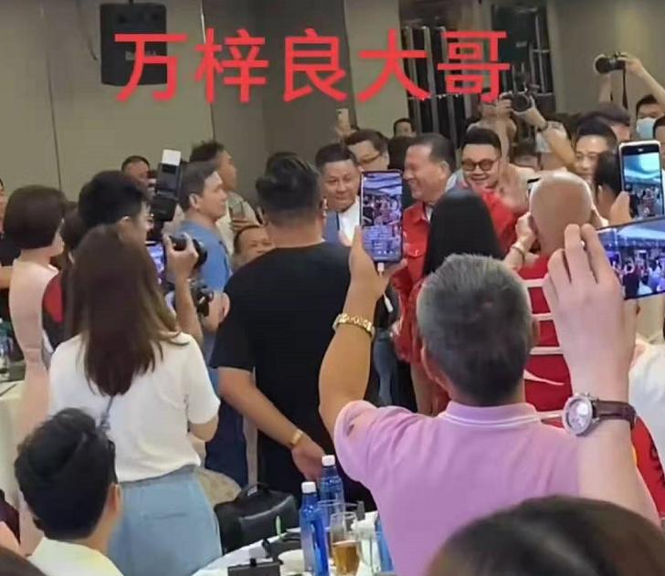 排场这么大、敢抢寿星名导的风头？拒绝与周星驰和解的他有何底气