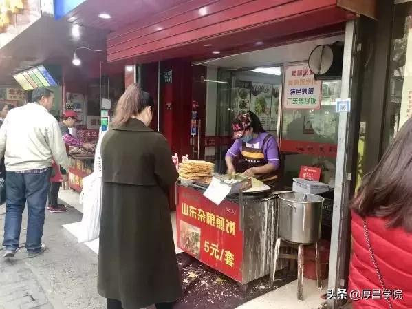 电动石磨大煎饼现做现卖月入过万 (一个普通的煎饼摊一天利润多少)