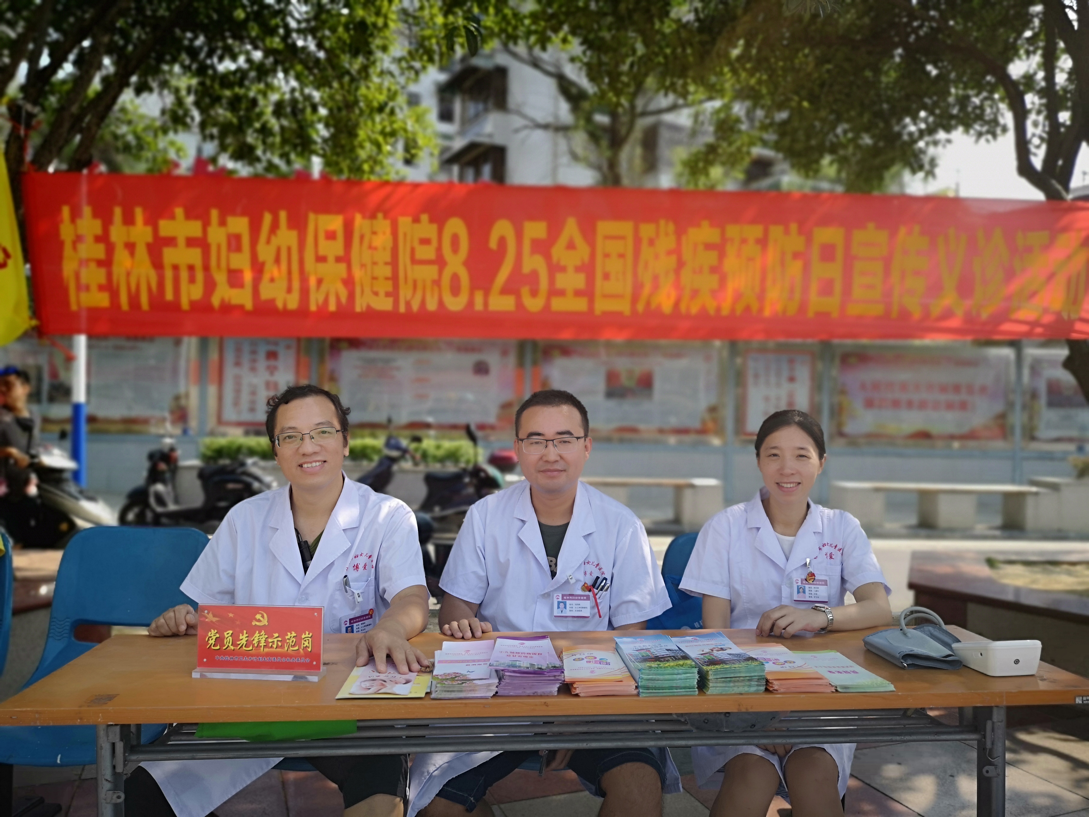 尽心尽力为患儿消解苦痛，他给这些家庭带来希望