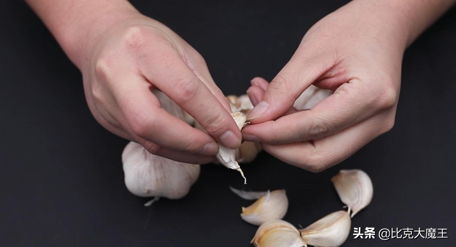 剥大蒜还有简单技巧，只需轻轻一搓，大蒜皮自动脱落，太方便了
