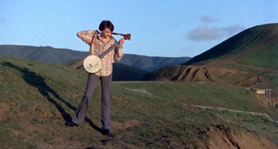 一个20岁小伙子的故事,一个20出头的男孩爱上一个女孩