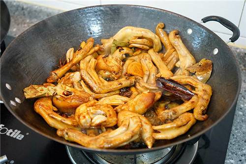 怎么做卤鸭掌好吃,没有卤料包怎么卤鸭掌鸭翅