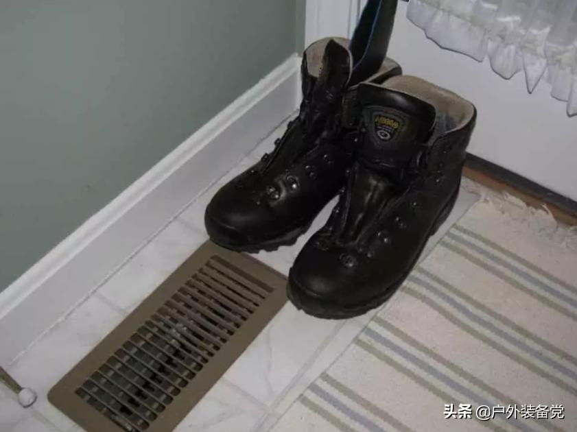 沙漠靴的正确清洗方式,登山靴脏了怎么清洗