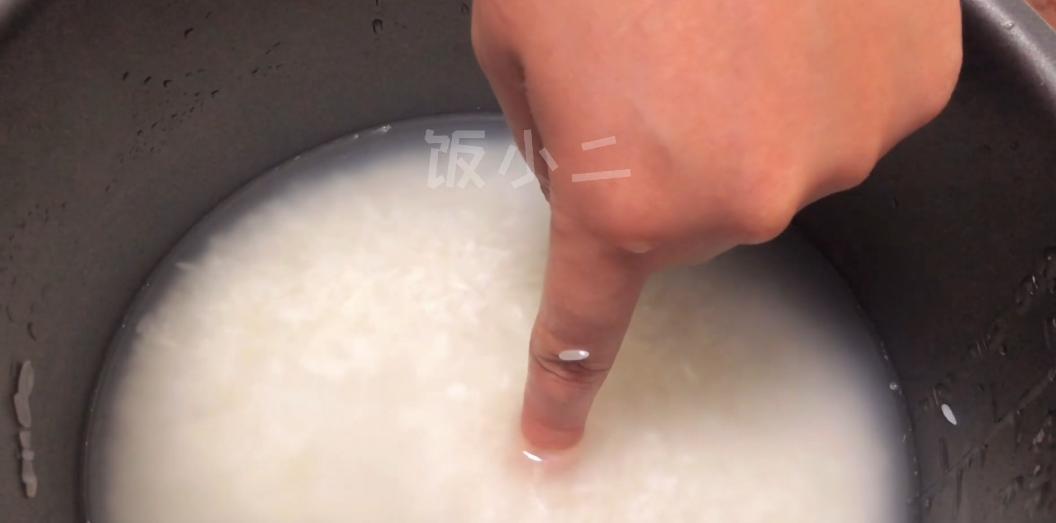 怎么用电饭煲蒸米饭又软又香,蒸米饭总是掌握不好放多少水