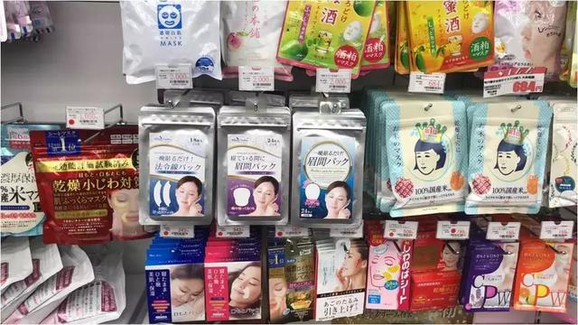 硬刚女皇龙妈也扛不住法令纹,2条沟壑让人心疼,贴一贴就消了