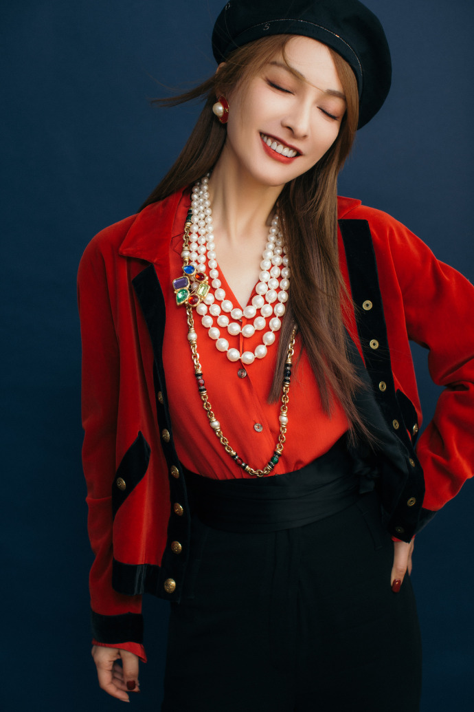 吴昕红色复古装,吴昕时尚礼服图片大全